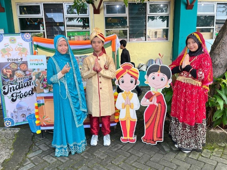 Gambar 1. Siswa SMPN 22 Surabaya menggunakana kostum kebudayaan dari India