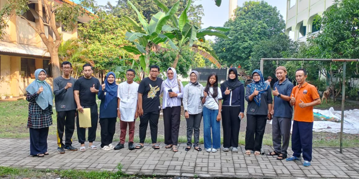Para tenaga pendidik dan panitia kurban yang bertugas