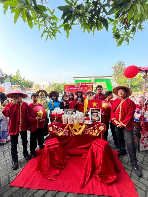 Gambar 2. Siswa-siswi SMPN 22 Surabaya menggunakan kostum budaya negara Vietnam