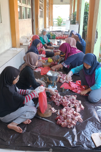 Proses pemotongan daging kurban oleh panitia