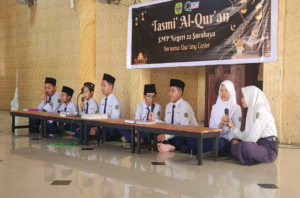 Para peserta Tasmi’ Al-Qur’an duduk bersaf, siap menjalani sesi penyimakan hafalan di hadapan penguji