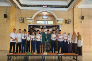 Para peserta Tasmi’ Al-Qur’an berfoto bersama guru pembina dan ustadz dari Qur’any Center setelah menerima sertifikat penghargaan